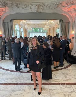 #FêteDeLIndépendance 🇦🇿✨ 

Le 27 mai, le Pavillon Dauphine, écrin d’élégance à Paris, a accueilli une réception officielle pour célébrer la Journée de l’Indépendance de la République d’Azerbaïdjan. 🎉 

Dans le prestigieux salon de l’espace du pavillon Saint Clair, un parterre d’invités de marque s’est réuni : membres du corps diplomatique, figures influentes du monde académique et artistique, et représentants des communautés locale et azerbaïdjanaise. 🌍🤝 

Retrouvez l’article dans @luxury_place_mag ! 📰💫 

#Paris #Événement #Diplomatie #Culture #Azerbaïdjan #LuxuryEvents - Remerciements : @azerbaidjanenfrance  @mirvarifataliyeva @amisazerbaidjan. Presse: @luxury_place_mag @luxury_place_magazine_ sac : @nataliedennisuk