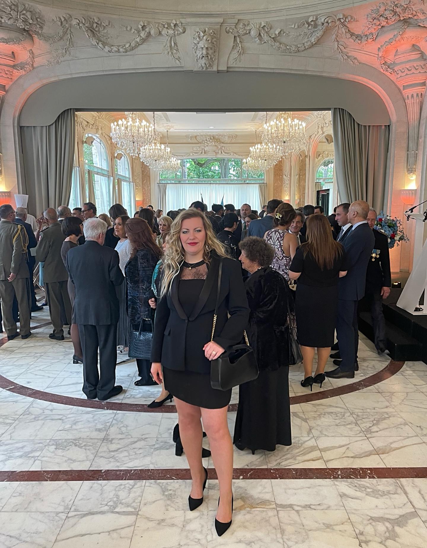 #FêteDeLIndépendance 🇦🇿✨ 

Le 27 mai, le Pavillon Dauphine, écrin d’élégance à Paris, a accueilli une réception officielle pour célébrer la Journée de l’Indépendance de la République d’Azerbaïdjan. 🎉 

Dans le prestigieux salon de l’espace du pavillon Saint Clair, un parterre d’invités de marque s’est réuni : membres du corps diplomatique, figures influentes du monde académique et artistique, et représentants des communautés locale et azerbaïdjanaise. 🌍🤝 

Retrouvez l’article dans @luxury_place_mag ! 📰💫 

#Paris #Événement #Diplomatie #Culture #Azerbaïdjan #LuxuryEvents - Remerciements : @azerbaidjanenfrance  @mirvarifataliyeva @amisazerbaidjan. Presse: @luxury_place_mag @luxury_place_magazine_ sac : @nataliedennisuk