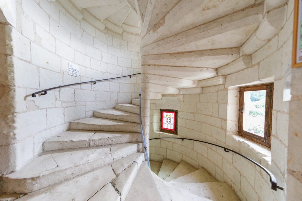 Un escalier menant aux nombreuses salles du Château