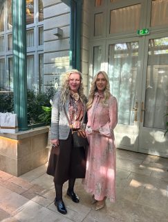 🌟 Aujourd’hui, le 7 octobre 2025, HFC PARIS a eu le plaisir d’inviter des journalistes à un déjeuner de presse exclusif et gastronomique au cœur du mythique Ritz Paris, à l’occasion du lancement de son nouveau parfum. @hfcparis 

✨ Un voyage sensoriel unique, où la créativité de Megan Hess @meganhess_official , illustratrice de renommée internationale, a rencontré le savoir-faire raffiné de la parfumeuse Élise Pierre.

🗞️ Trente journalistes parmi les plus réputés de la capitale étaient présents pour cet événement convivial et mémorable.

📞 Pour plus d’informations, contactez France Marie Myriam Larriere ou Yanis Bargoin. @yanis.bargoin 

#HFCParis #LancementParfum #RitzParis #Gastronomie #MeganHess #ÉlisePierre #Événement #Journalisme @luxe @luxury_place_mag @ritzparis