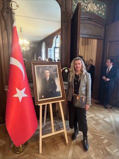 À l’occasion de la Fête nationale de la République de Türkiye, j’ai eu l’honneur d’être invité par Monsieur Yunus DEMİRER, Ambassadeur de Türkiye, à une réception qui s’est tenue dans son hôtel particulier à Paris le mercredi 29 octobre 2025. Participer à de tels événements culturels de premier plan est toujours un privilège. 
www.luxury-place.fr
#Événement #Culture #FêteNationale #AmbassadeDeTürkiye #Paris #RencontreCulturelle #CélébronsEnsemble
#ambassade @france_en_turquie @voyagerenturquie @institutfrancaisdeturquie