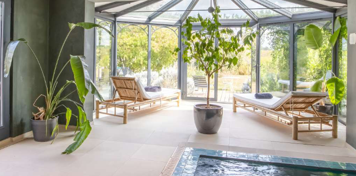 Espace bien-être du Domaine avce piscine et vue sur l'extérieur