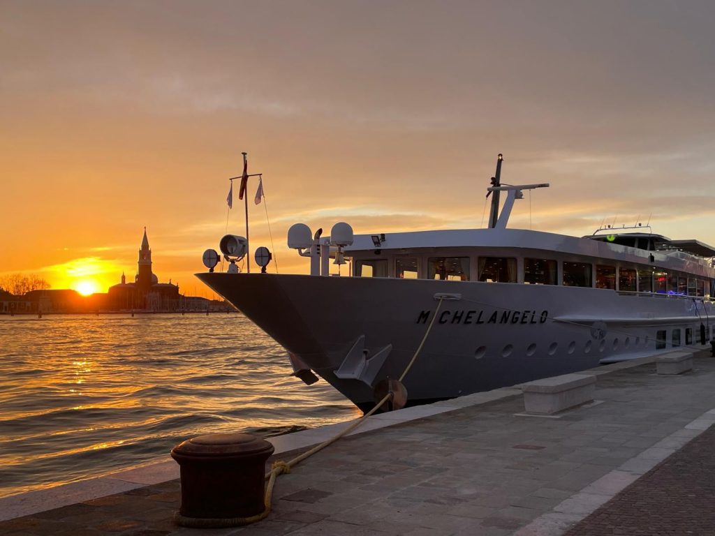 Bateau michelangelo coucher de soleil CroisiEurope