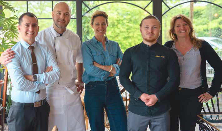 Photo de famille avec le chef du restaurant