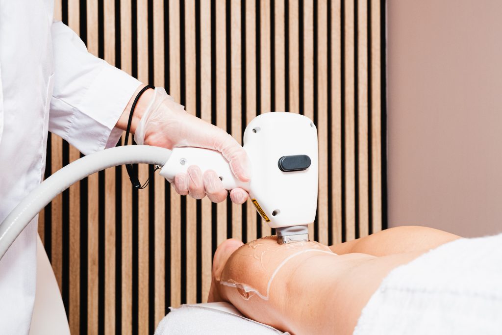 Séance d'épilation laser dans un centre SMART DUCK