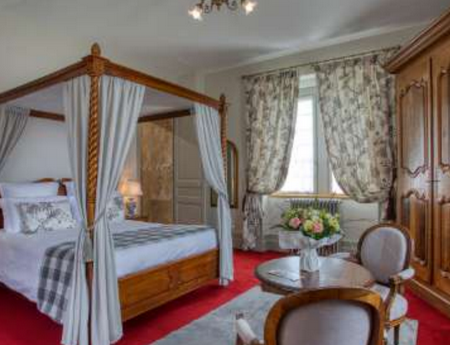 Le Domaine de Monrecour disppose de chambres au tapis rouge et au décor inspiré de la région du Périgord