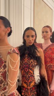 ✨ Fashion Culture Day in Paris ✨

En pleine Paris Fashion Week, le Centre culturel d’Azerbaïdjan a fait dialoguer patrimoine et création contemporaine le 1er octobre 🇦🇿🇫🇷

Une soirée d’exception où l’art du tapis azerbaïdjanais, les savoir-faire textiles et les arts décoratifs ont rencontré l’audace d’une nouvelle génération de créateurs.

👗 Collections signées Sevda Gadashova @vllyuxu , Aysel Huseynova @linesbyaysa , Shams Abilsoy @shams_label et Gular Gurbanova @clover.est26, accompagnés par @simoorg_designacademy
🎨 Œuvres inspirées de Faig Ahmed et créations de Latafat Ramazanova @ilmeli_dunyam 
🌟 Créatrices invitées : @anarazakirli et Natavan Aliyeva @natavanbrand 

Merci à l’Ambassade de la République d’Azerbaïdjan en France @azerbaidjanenfrance, à S.E. Leyla Abdullayeva, à l’Association des Amis de l’Azerbaïdjan @amisazerbaidjan et à tous les invités 🙏 

📸 Relations presse & médias : @luxury_place_mag 

Bakou ✈️ Paris : une passerelle entre héritage et mode de demain. 
Mannequins : @nada_inparis @sn.nadyia @leilashayk @mrs_kat_ @fiona_lgf @clementine.abadie @eva @Ines @Adelie @llona Nolwenn 
#ParisFashionWeek #PFW #FashionCultureDay #Azerbaijan #Azerbaïdjan MadeInAzerbaijan FashionWeek2026 Paris ModeEtPatrimoine CarpetArt FaigAhmed EmergingDesigners JeunesCreateurs LuxuryFashion SavoirFaire CulturalHeritage Bakou Baku @luxury_place_magazine_ @luxury_place_agency_paris