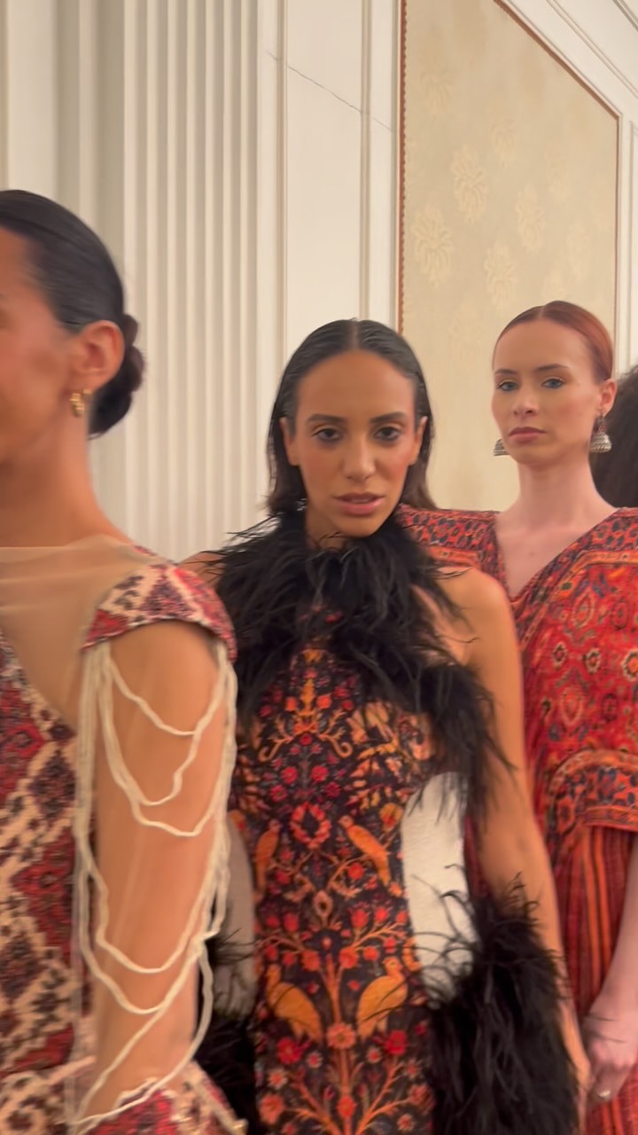 ✨ Fashion Culture Day in Paris ✨

En pleine Paris Fashion Week, le Centre culturel d’Azerbaïdjan a fait dialoguer patrimoine et création contemporaine le 1er octobre 🇦🇿🇫🇷

Une soirée d’exception où l’art du tapis azerbaïdjanais, les savoir-faire textiles et les arts décoratifs ont rencontré l’audace d’une nouvelle génération de créateurs.

👗 Collections signées Sevda Gadashova @vllyuxu , Aysel Huseynova @linesbyaysa , Shams Abilsoy @shams_label et Gular Gurbanova @clover.est26, accompagnés par @simoorg_designacademy
🎨 Œuvres inspirées de Faig Ahmed et créations de Latafat Ramazanova @ilmeli_dunyam 
🌟 Créatrices invitées : @anarazakirli et Natavan Aliyeva @natavanbrand 

Merci à l’Ambassade de la République d’Azerbaïdjan en France @azerbaidjanenfrance, à S.E. Leyla Abdullayeva, à l’Association des Amis de l’Azerbaïdjan @amisazerbaidjan et à tous les invités 🙏 

📸 Relations presse & médias : @luxury_place_mag 

Bakou ✈️ Paris : une passerelle entre héritage et mode de demain. 
Mannequins : @nada_inparis @sn.nadyia @leilashayk @mrs_kat_ @fiona_lgf @clementine.abadie @eva @Ines @Adelie @llona Nolwenn 
#ParisFashionWeek #PFW #FashionCultureDay #Azerbaijan #Azerbaïdjan MadeInAzerbaijan FashionWeek2026 Paris ModeEtPatrimoine CarpetArt FaigAhmed EmergingDesigners JeunesCreateurs LuxuryFashion SavoirFaire CulturalHeritage Bakou Baku @luxury_place_magazine_ @luxury_place_agency_paris