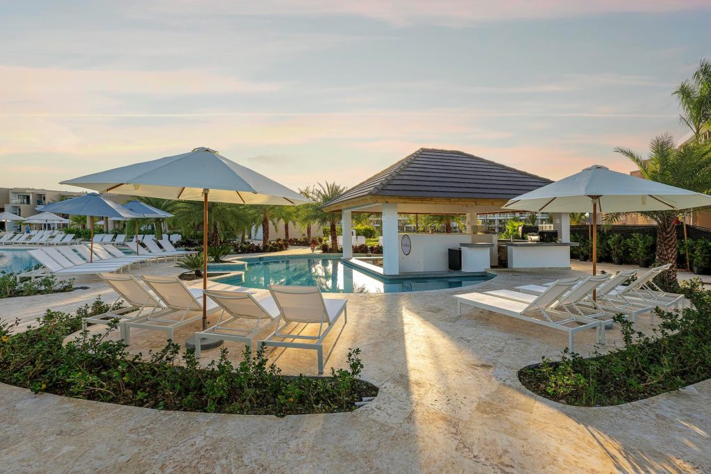 Aménagement extérieur du bar au bord de la piscine du Viva Miches